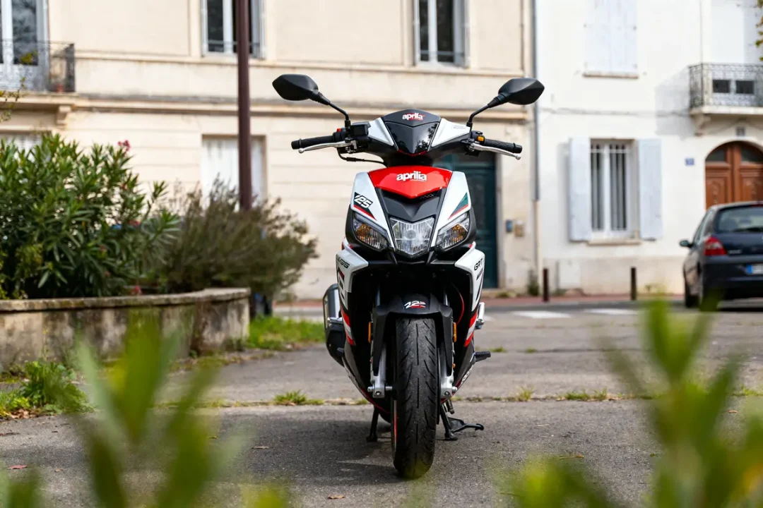 Scooter Aprilia SR GT 125 stationné montrant potentiel débridage vitesse max en milieu urbain