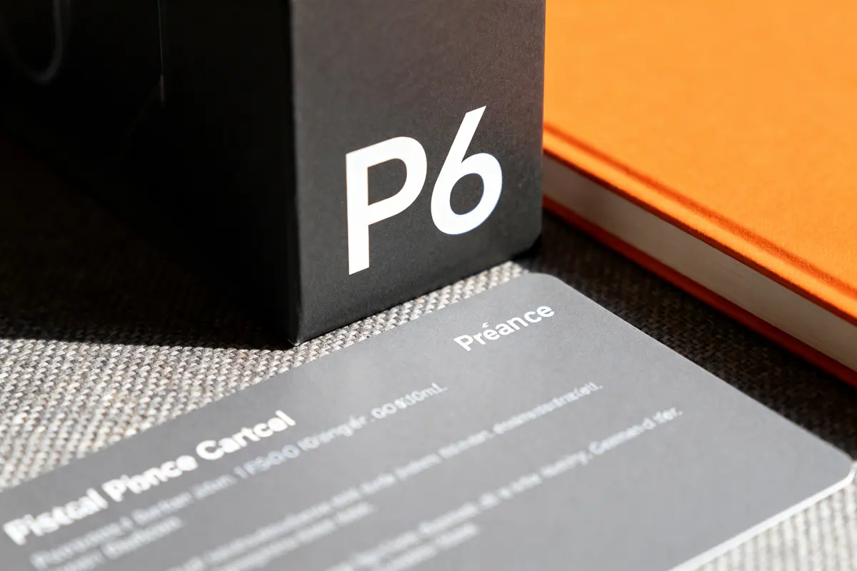 Boîte noire avec inscription P6 sur la carte grise posée sur une table.