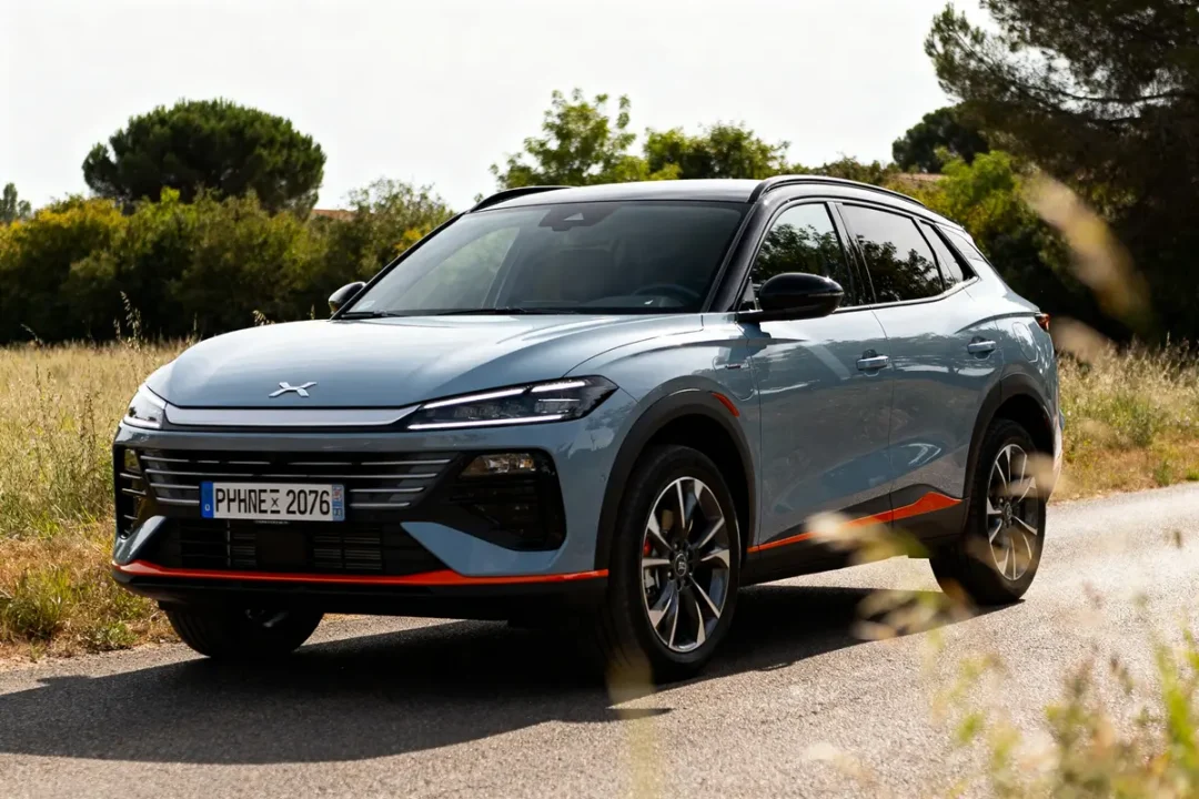 SUV X ADV bleu garé sur route, entouré de nature et d'arbres verdoyants