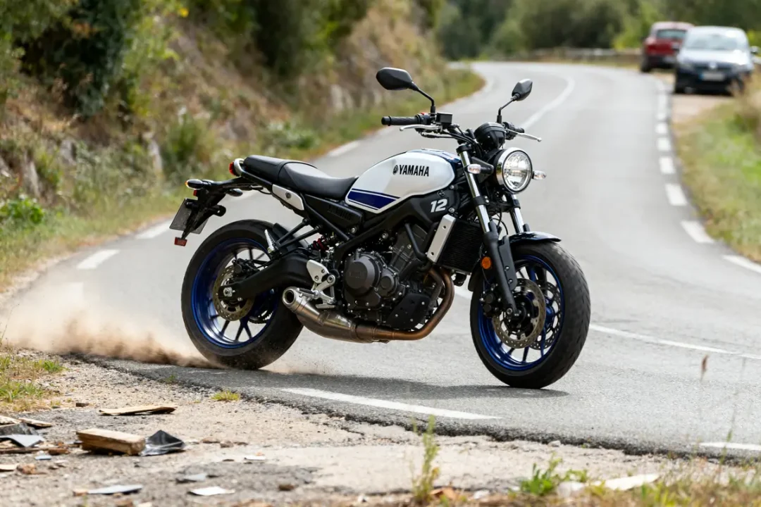 Moto Yamaha XSR 125 sur route sinueuse démontrant sa vitesse max en virage