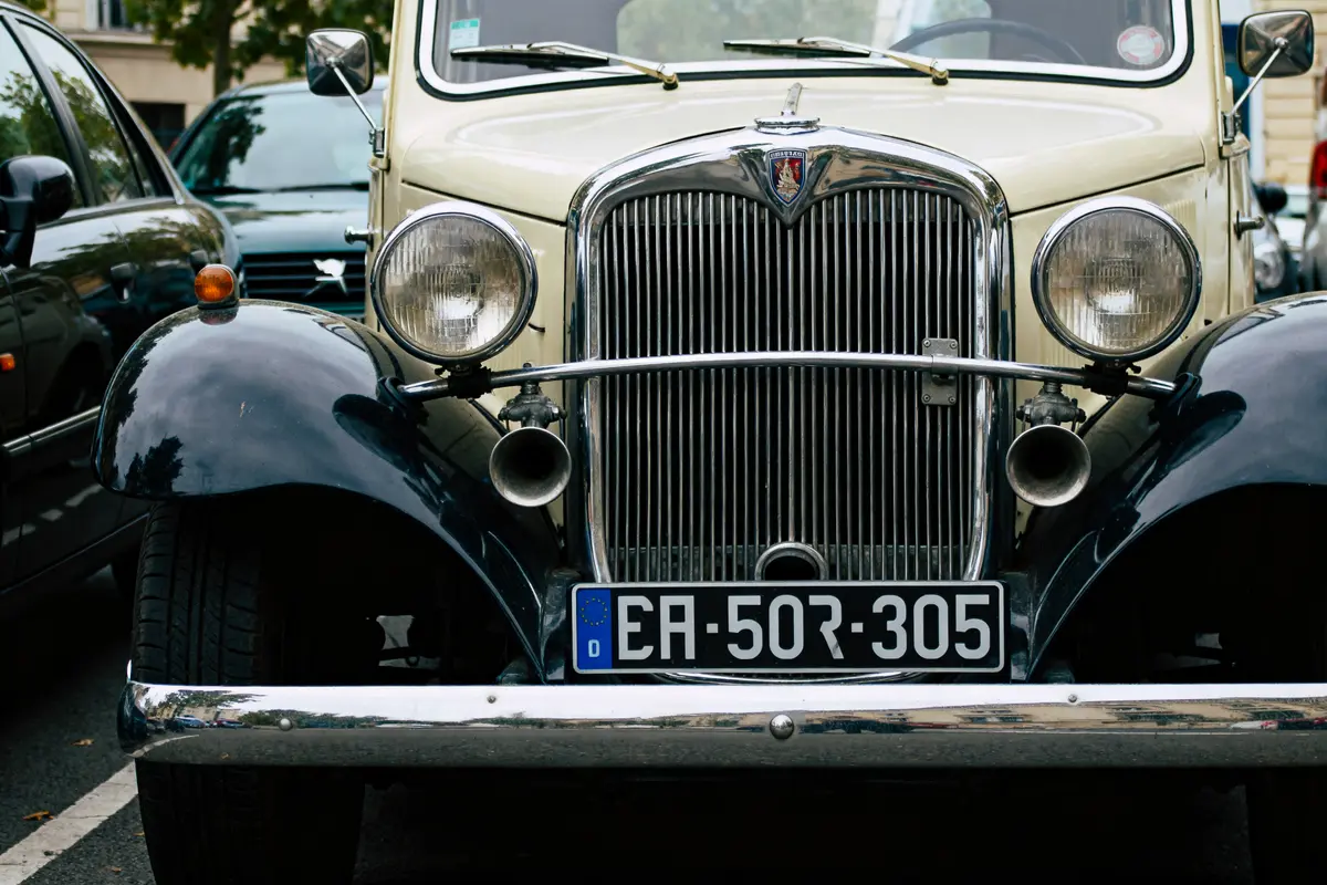 Voiture ancienne avant la vente de véhicule du domaine de l'état pour particulier