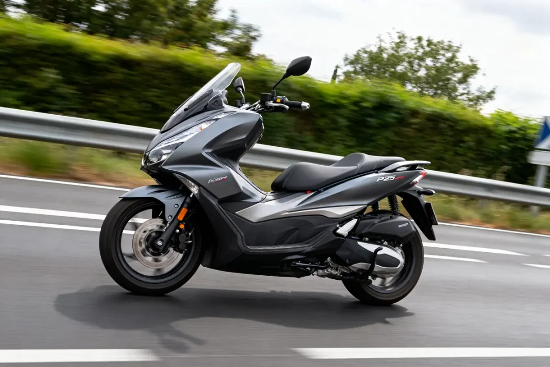 Scooter moderne sur route illustrant la vitesse maxi PCX 125 pour un déplacement urbain efficace