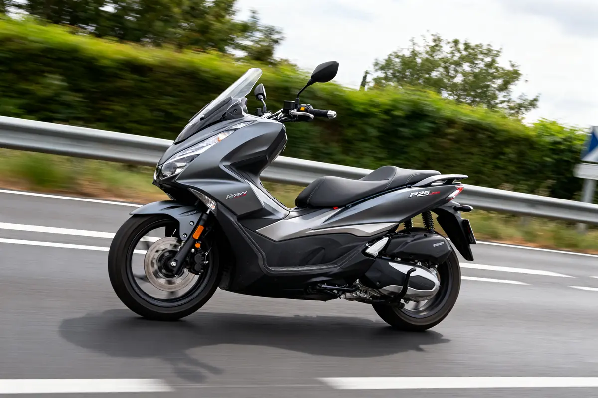 Scooter moderne sur route illustrant la vitesse maxi PCX 125 pour un déplacement urbain efficace