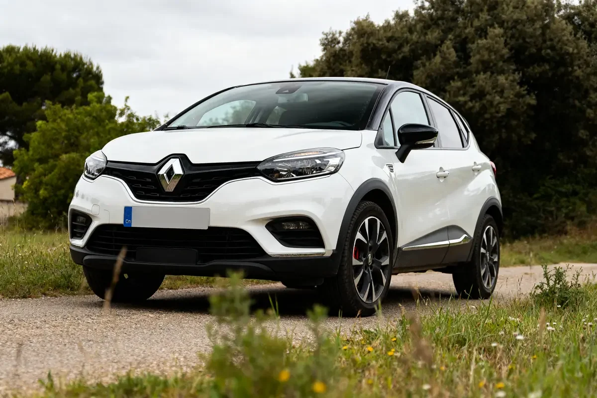 Voiture Renault Captur blanche sur route, Captur ne démarre pas antipatinage activé.