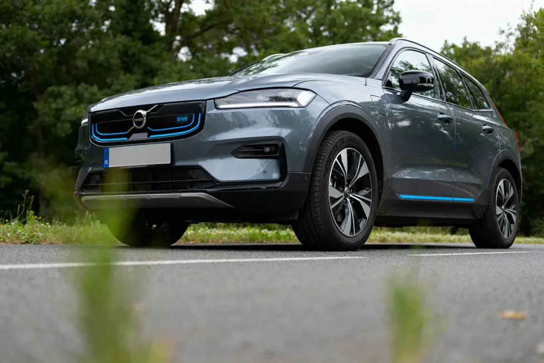 SUV Techno Car gris moderne stationné sur route entourée d'arbres