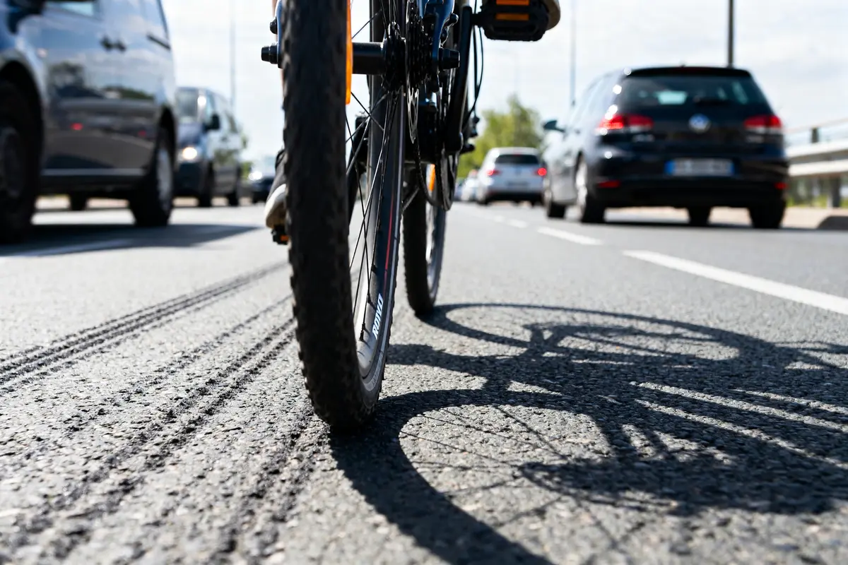 Vue rapprochée d'un vélo roulant sur la route avec avis sur les pneus Rovelo