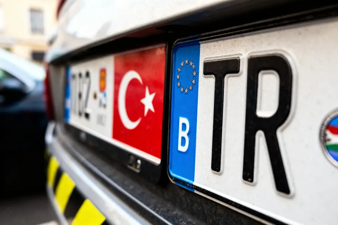Gros plan sur plaque d'immatriculation TR avec drapeau turc et symbole européen