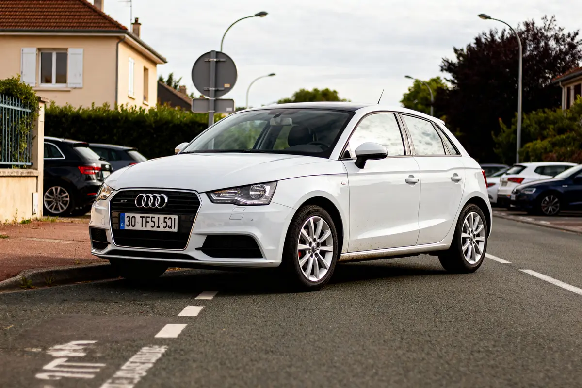 Voiture Audi A1 blanche garée en ville disponible en occasion