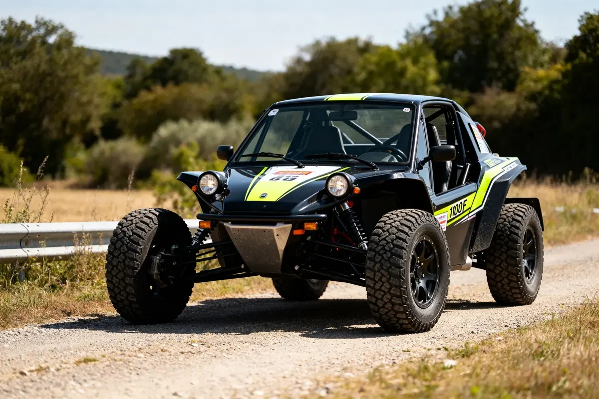 Buggy homologué noir et vert sur chemin de campagne avec pneus tout-terrain robustes