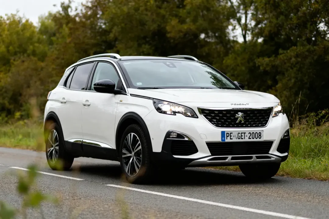 SUV Peugeot sur route, mettant en valeur les dimensions de la 2008 en extérieur naturel