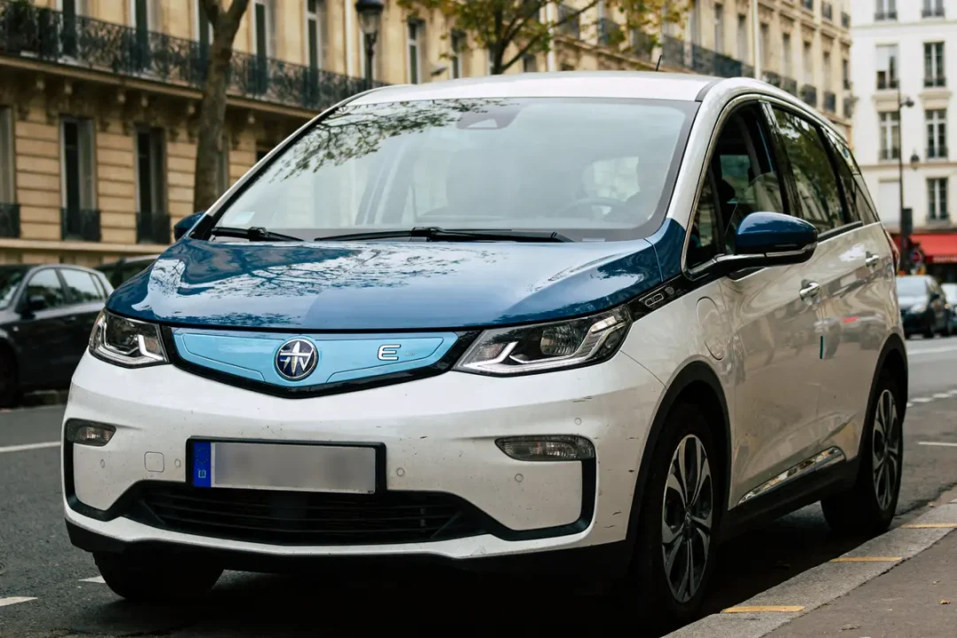 Voiture électrique stationnée en ville de marque commençant par E sur une rue parisienne