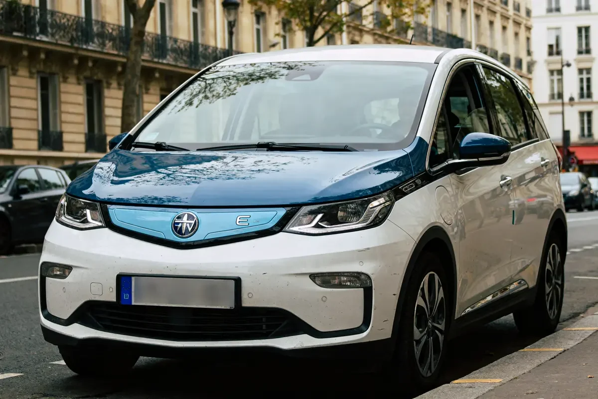 Voiture électrique stationnée en ville de marque commençant par E sur une rue parisienne