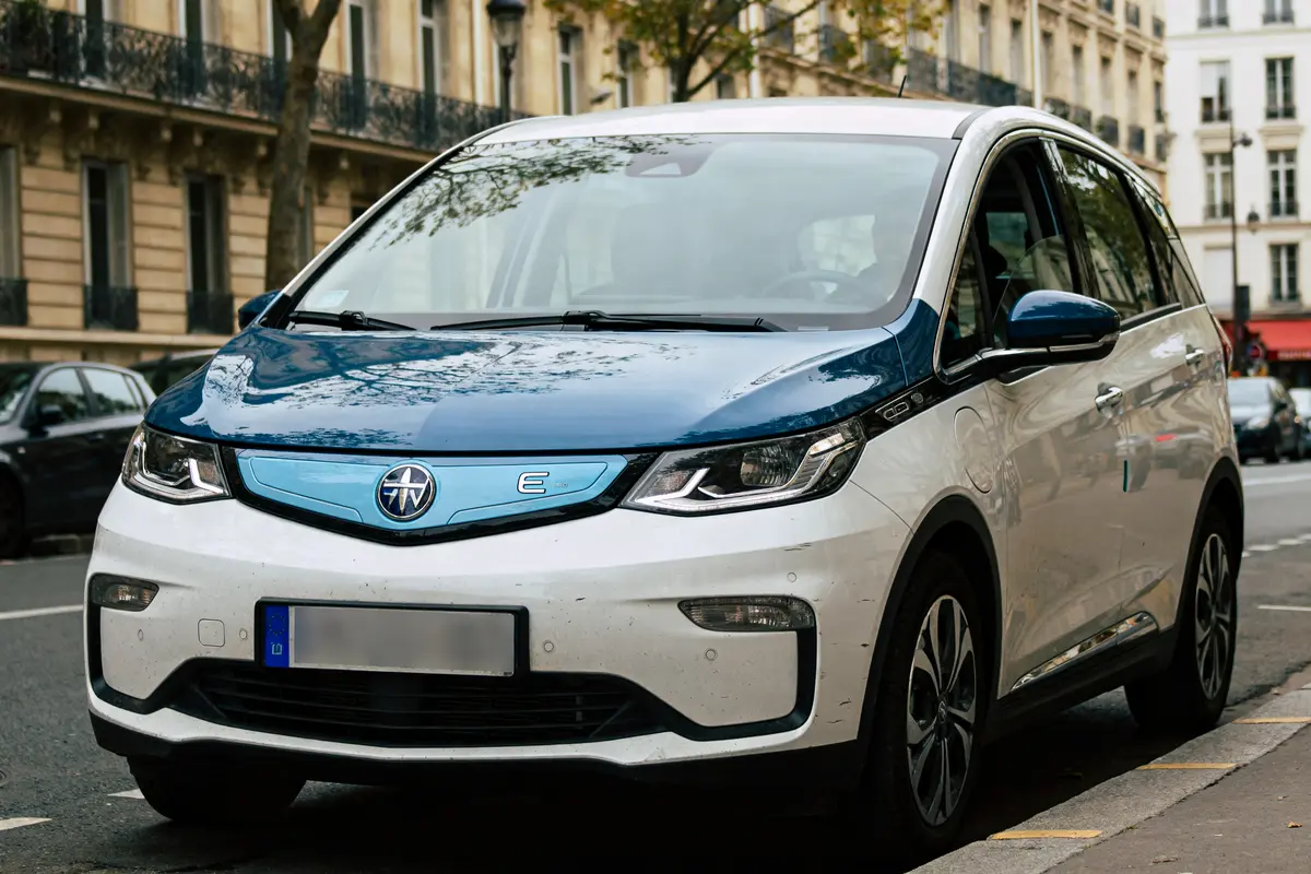 Voiture électrique stationnée en ville de marque commençant par E sur une rue parisienne