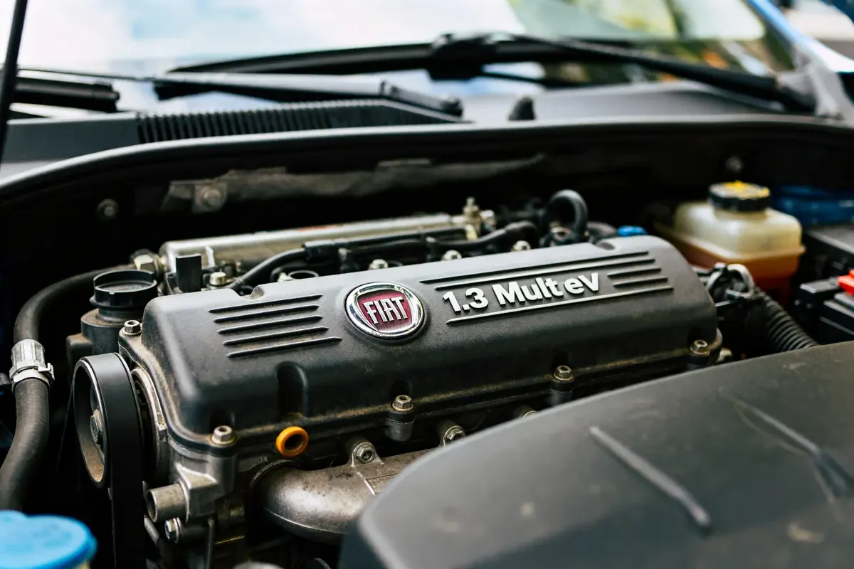 Moteur Fiat 1.3 Multijet célèbre pour sa fiabilité sous le capot d'une voiture