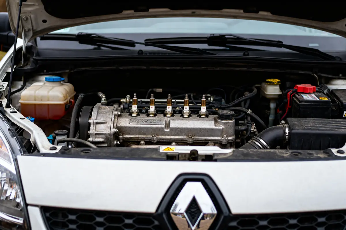 Moteur visible sous capot de Renault avec code d'erreur p0670 sur étiquette