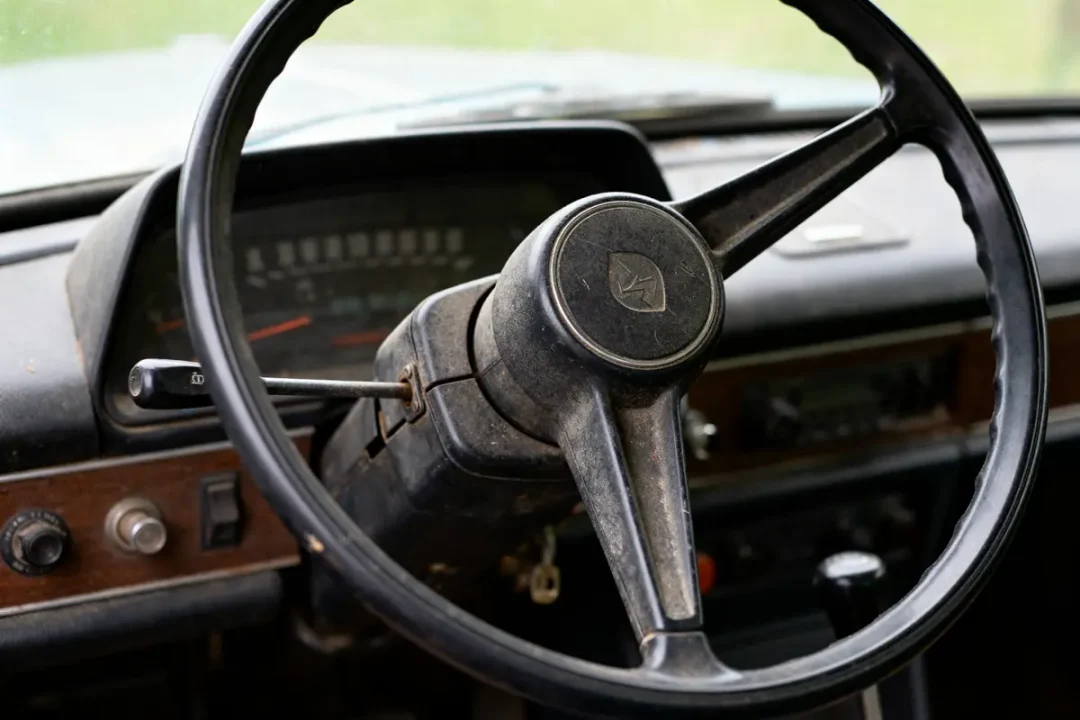 Volant rétro intérieur austère avec tableau de bord, typique d'une timonerie de direction vintage