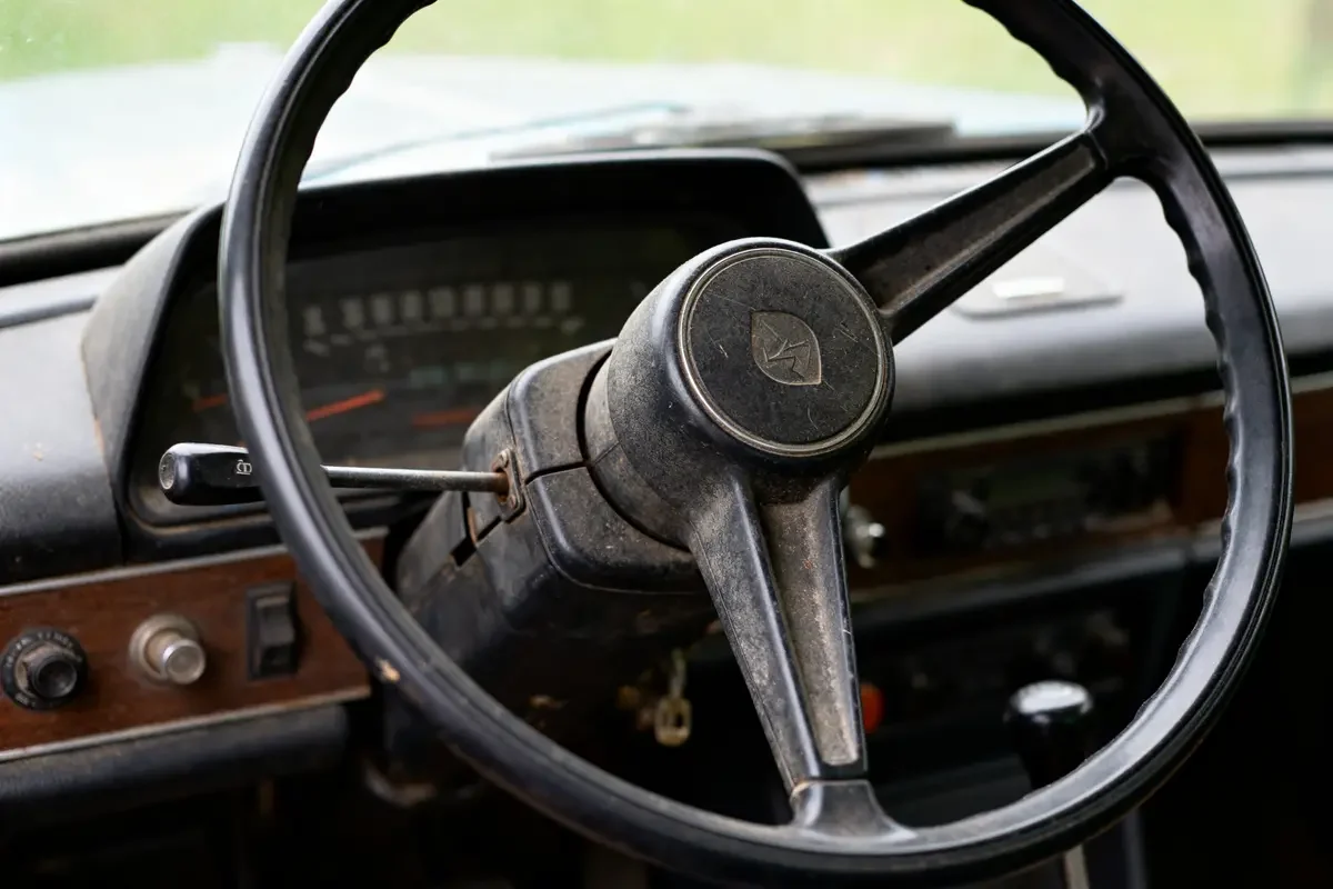 Volant rétro intérieur austère avec tableau de bord, typique d'une timonerie de direction vintage