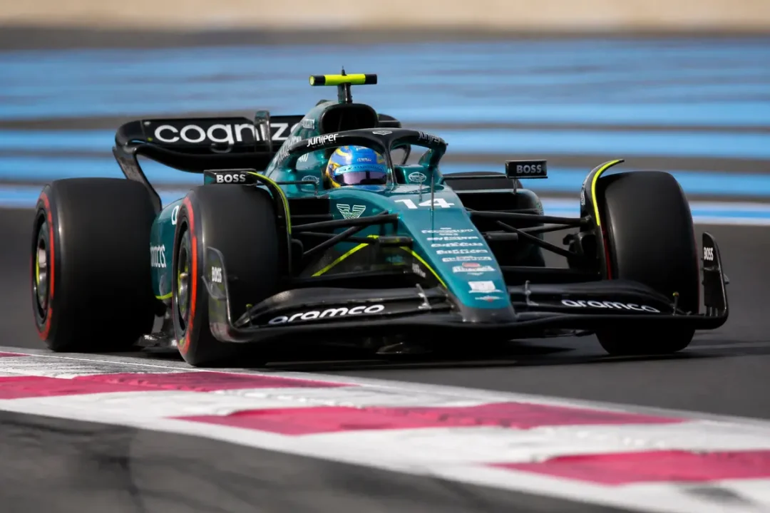 Voiture de course Formula 1 sur piste avec le pilote Fernando Alonso en action