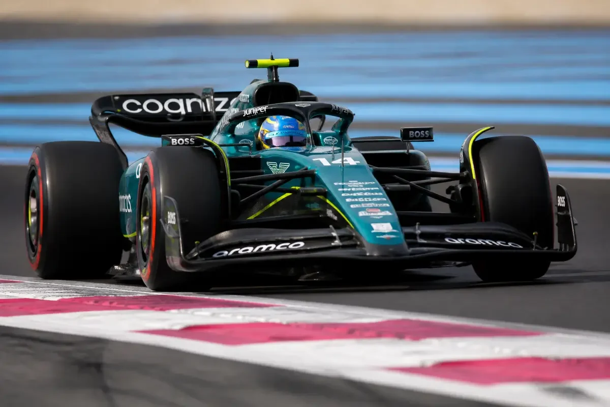 Voiture de course Formula 1 sur piste avec le pilote Fernando Alonso en action