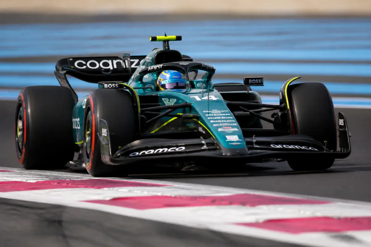 Voiture de course Formula 1 sur piste avec le pilote Fernando Alonso en action