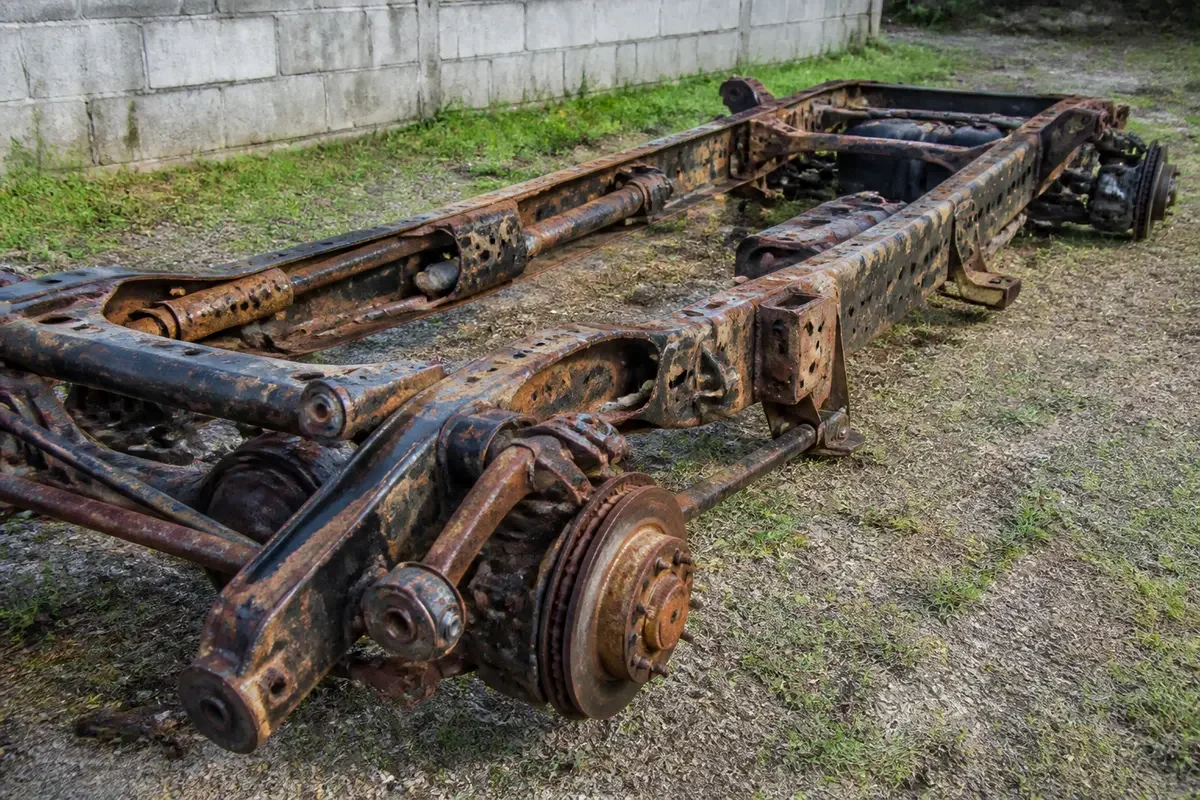 Châssis de voiture fortement rouillé illustrant la gravité de la corrosion du châssis