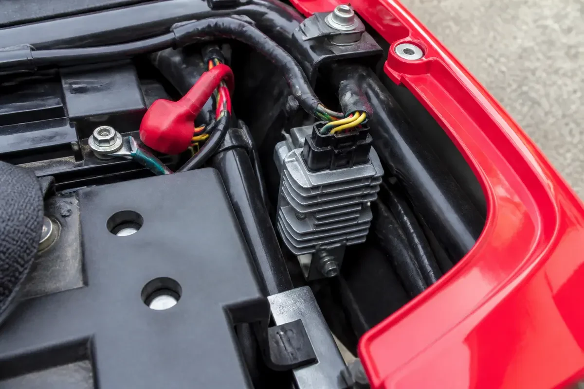 Régulateur de tension dans l'emplacement d'une Ducati 916 ST4 année 2000.