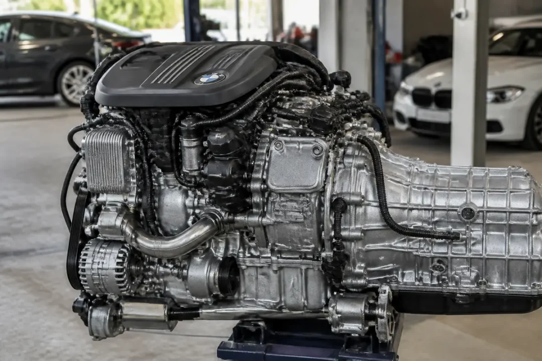 Gros plan sur un moteur BMW illustrant le prix des groupes propulseurs BMW en atelier