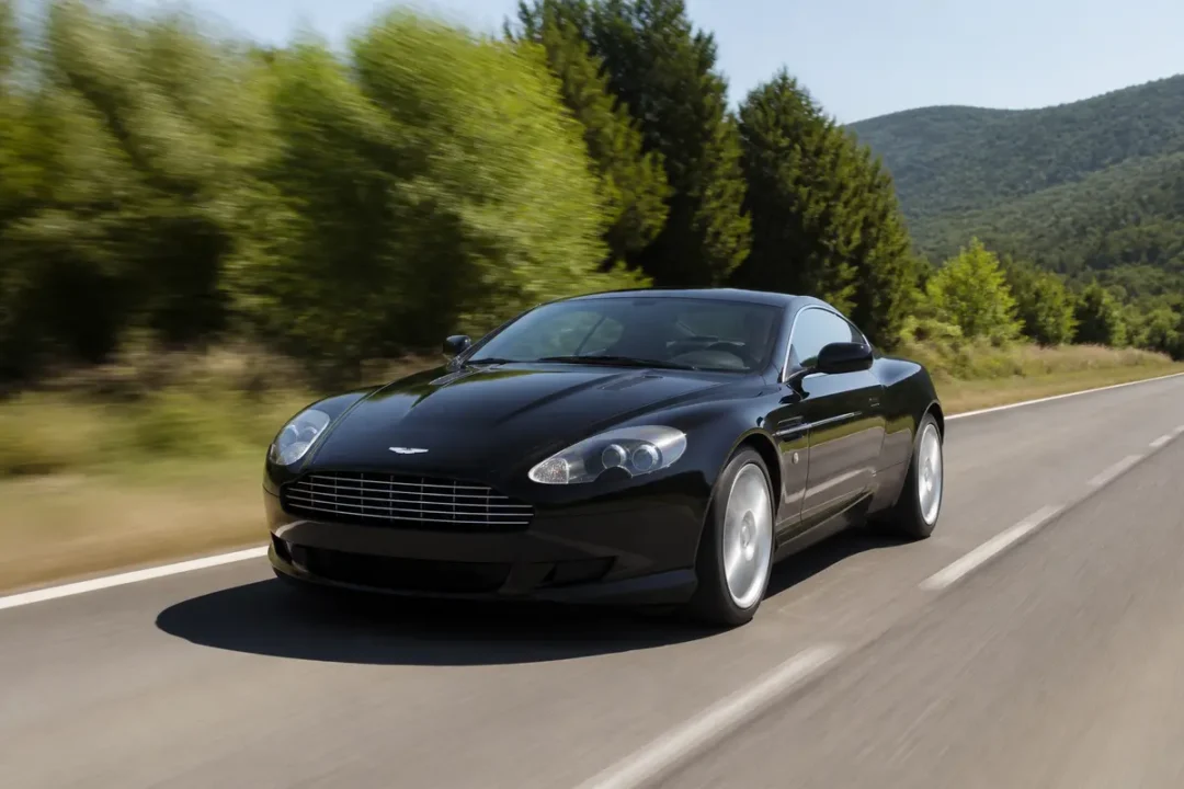 Voiture de sport noire dépassant 129 miles par heure convertis en km/h sur route déserte