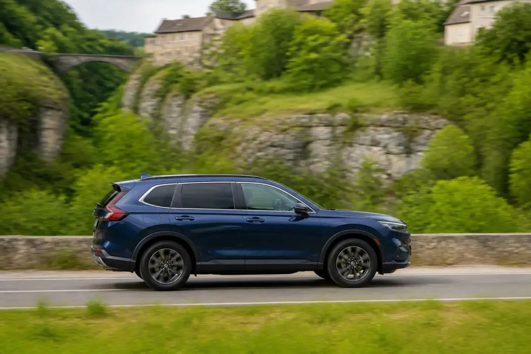 SUV d'une marque japonaise de voiture conduisant sur une route de campagne boisée