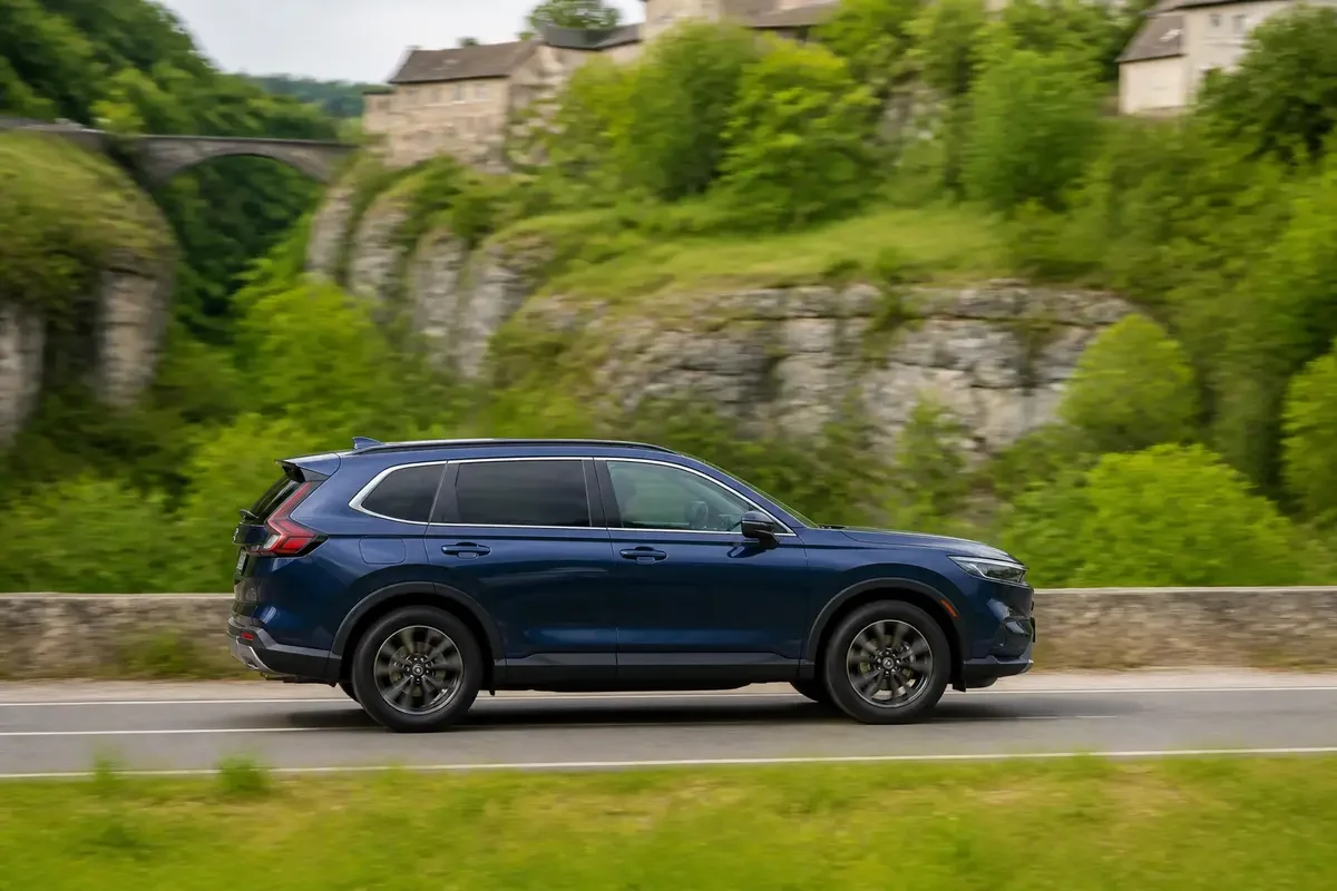 SUV d'une marque japonaise de voiture conduisant sur une route de campagne boisée