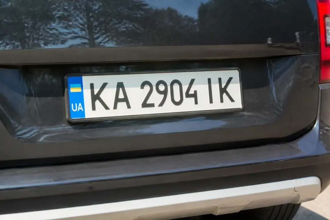 Plaque UA ukrainienne sur une voiture noire en gros plan