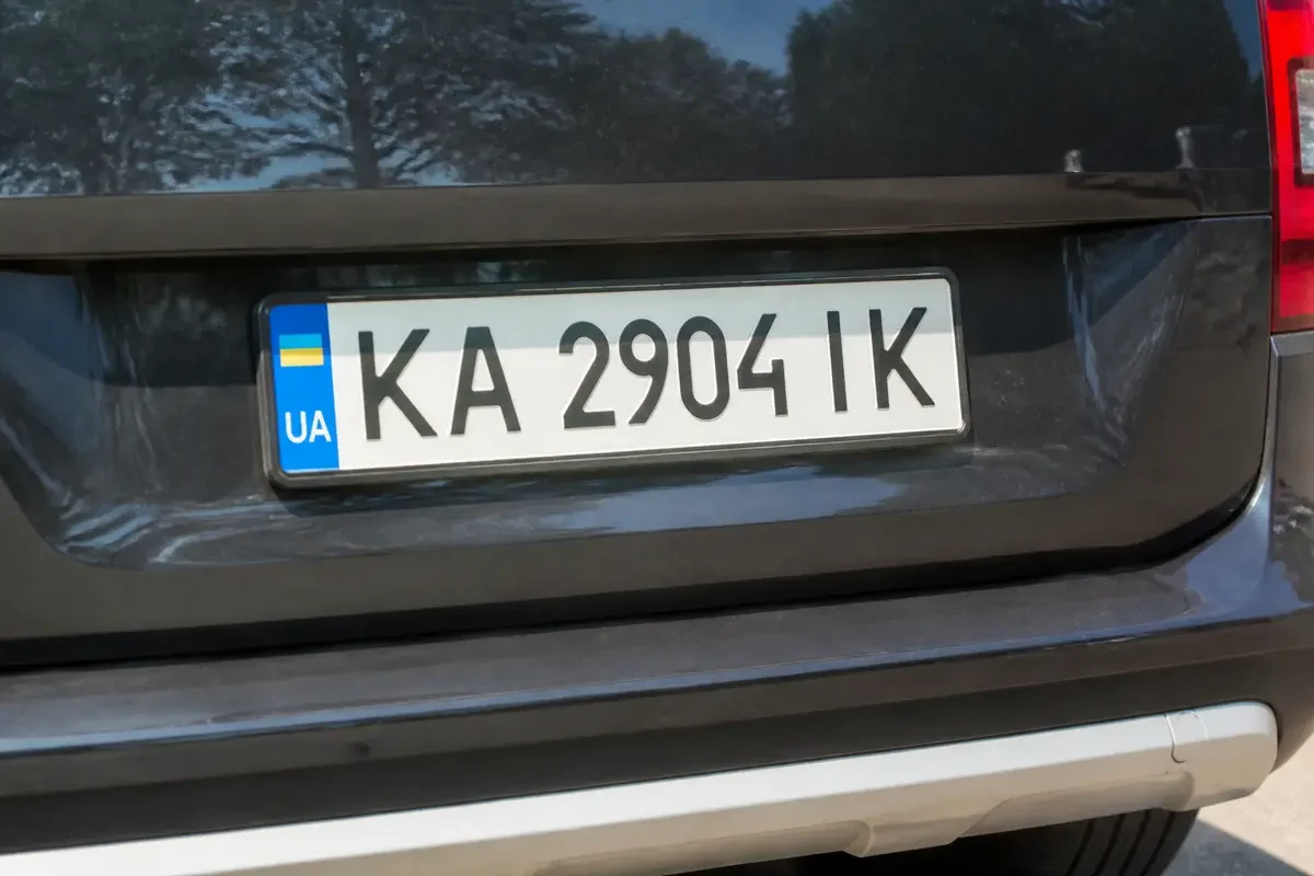 Plaque UA ukrainienne sur une voiture noire en gros plan