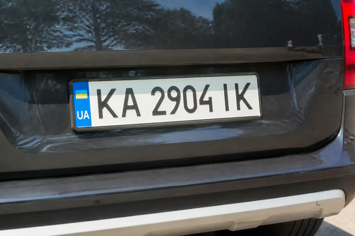 Plaque UA ukrainienne sur une voiture noire en gros plan