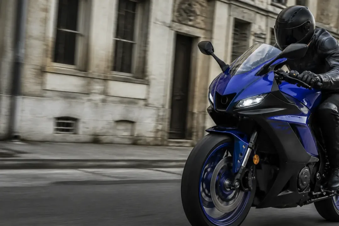 Motard en cuir sur moto sportive Yamaha r7 bleu foncé en pleine rue urbaine